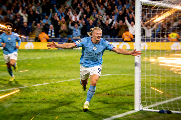 哈兰德在英超比赛中庆祝进球的精彩瞬间