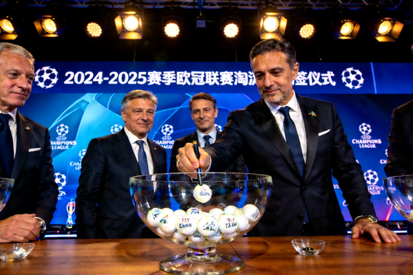 欧冠淘汰赛抽签仪式现场照片